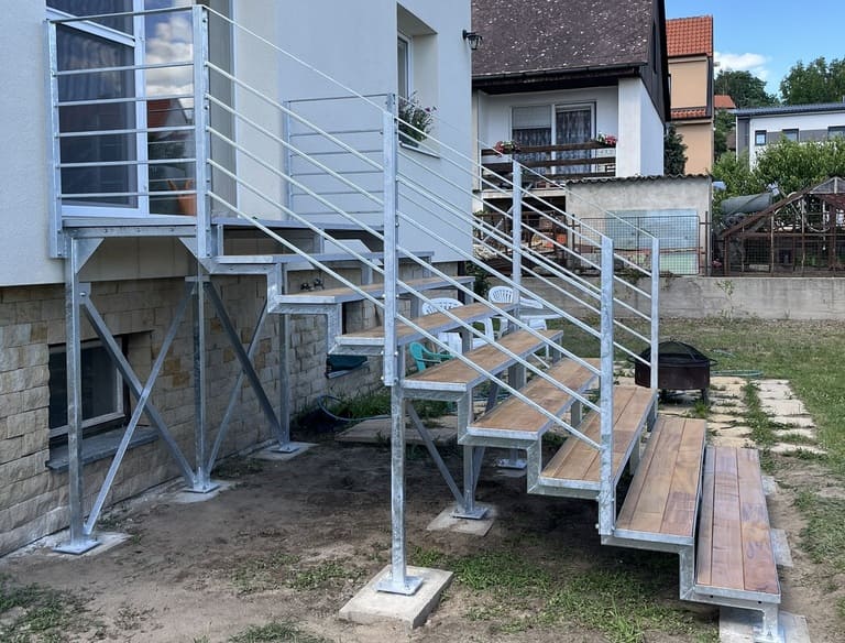 Ocelové schodiště s dřevěnými stupni Mělník