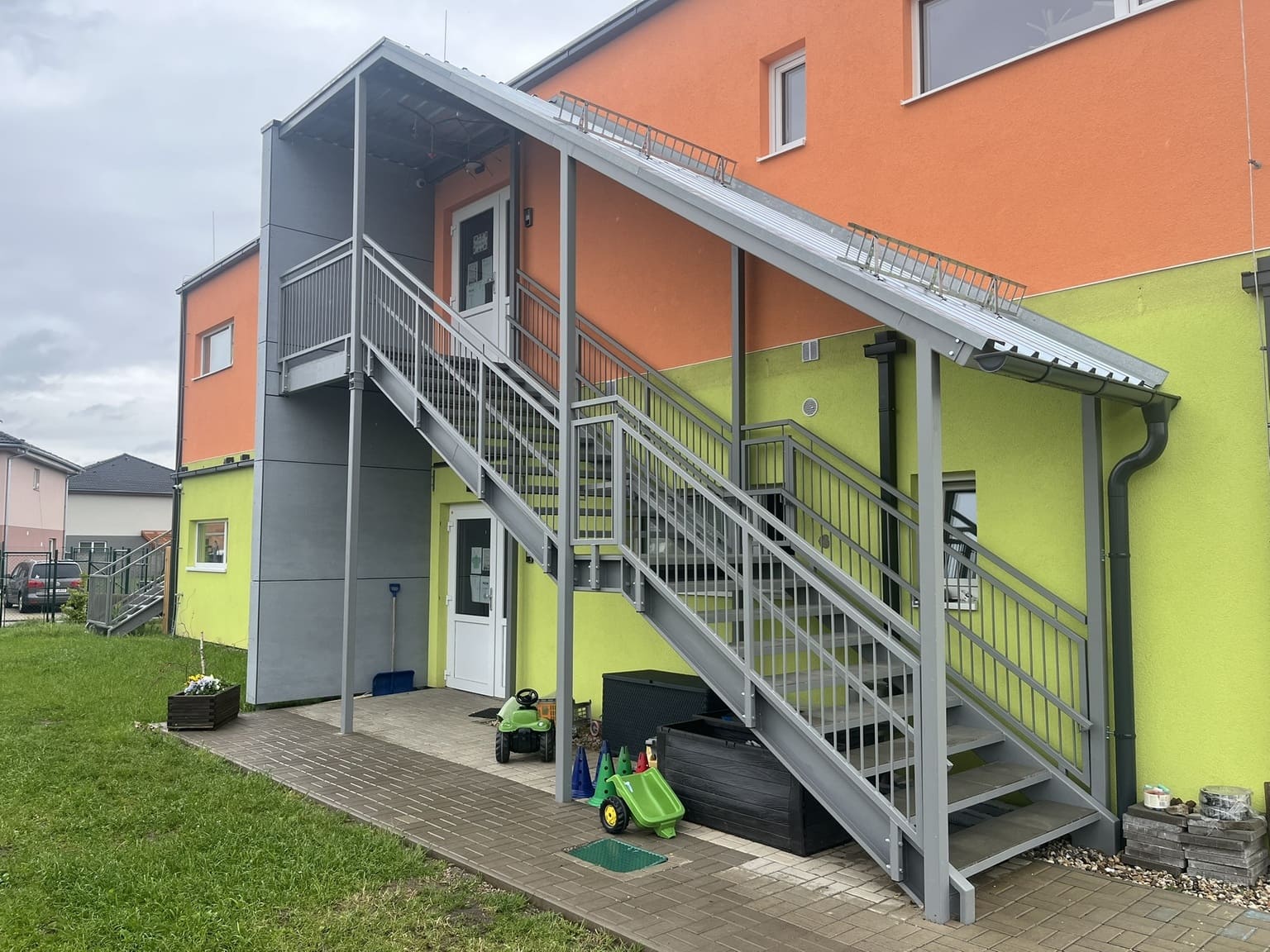 Hlavní zastřešené schodiště Polerady